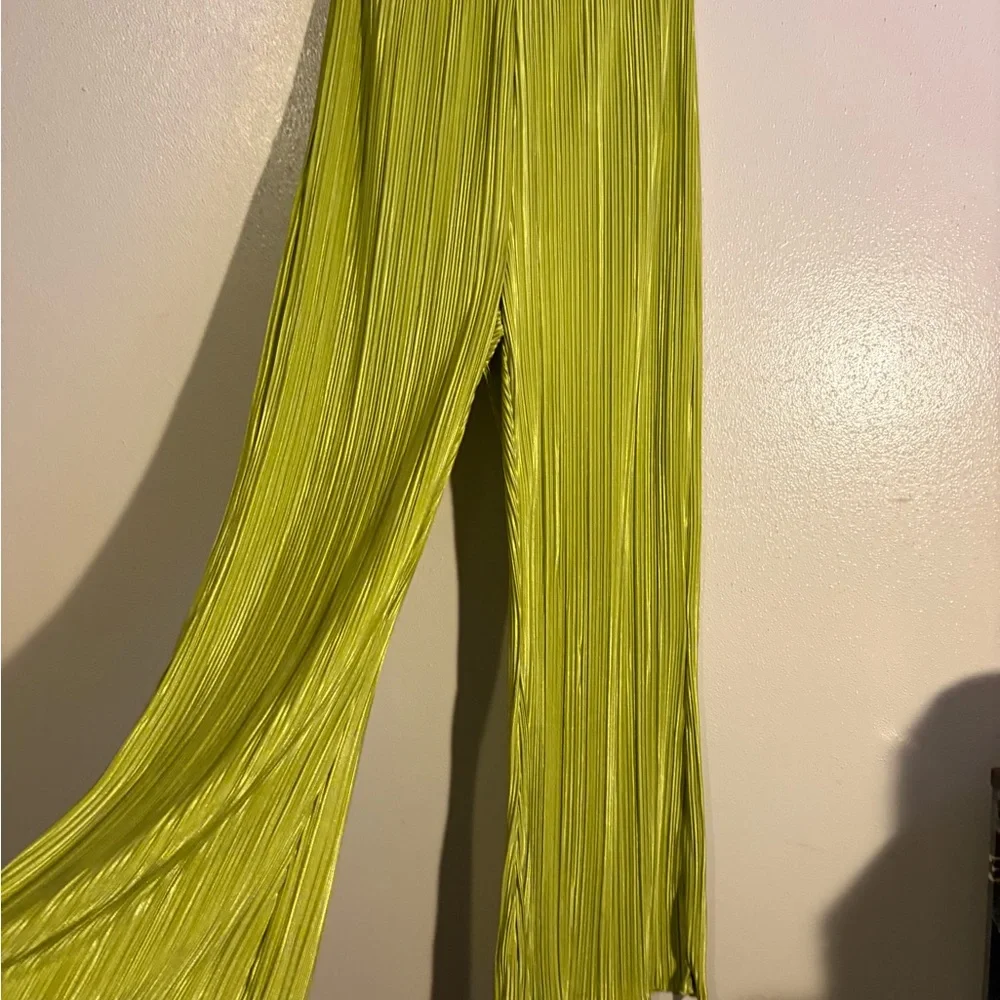 Good American Always Fits Plissé Wide‑Leg Pants & Cropped Shirt - Picture 6 of 7